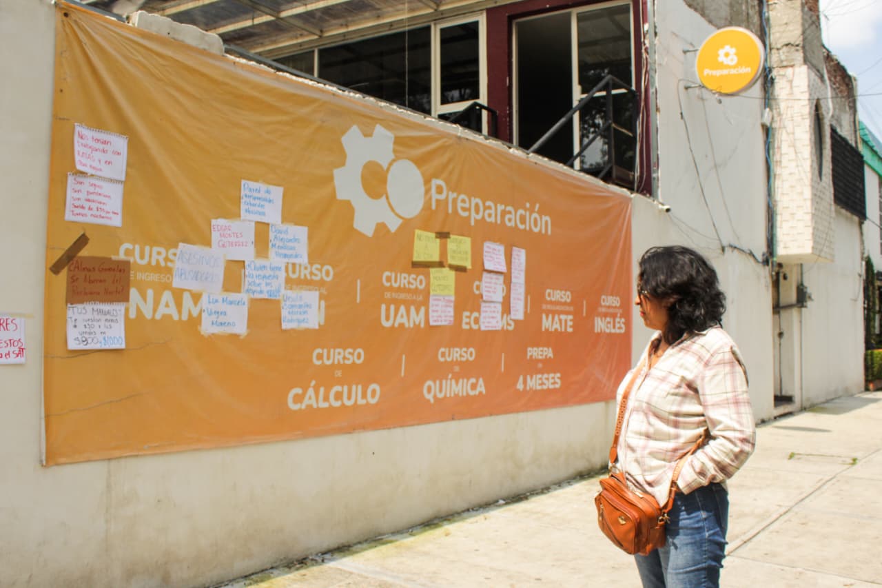 Carteles colocados en la sucursal Lindavista