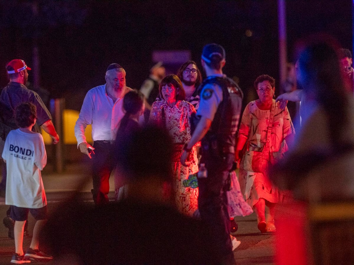 Ataque antisemita en Australia deja 12 muertos y 29 heridos durante celebración de Janucá
