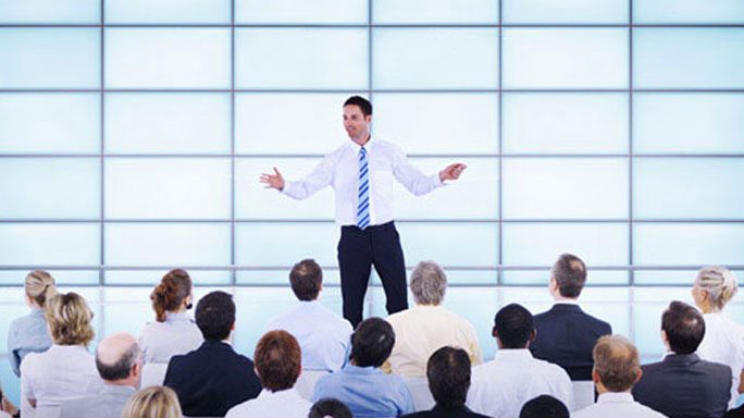 Человек который представляет продукт. Человек презентует. Тренинг выступление перед аудиторией. Представить для выступления человека. Руководитель выступает перед коллегами.