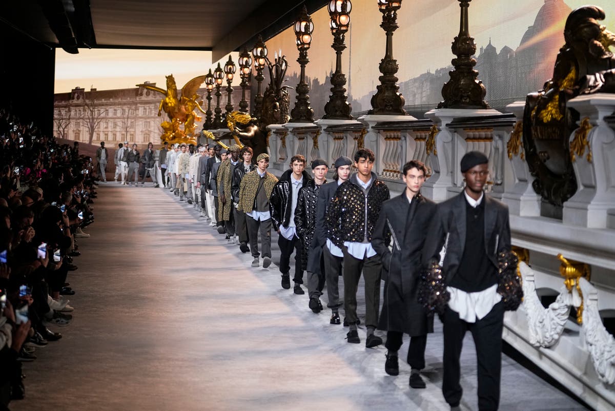 J Balvin y su llamativo look en el desfile de Louis Vuitton 2022