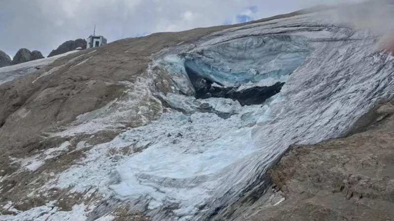Seis muertos por desprendimiento de glacial en los Alpes italiano