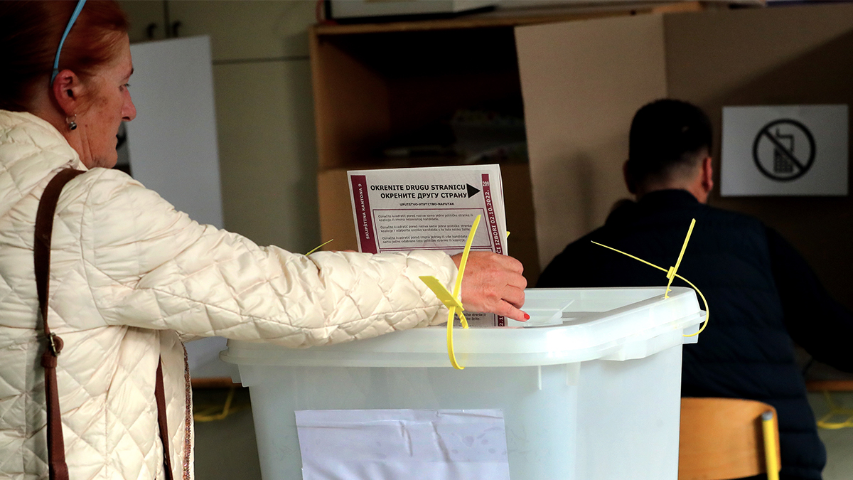 Culmina jornada electoral en Bosnia con baja participación