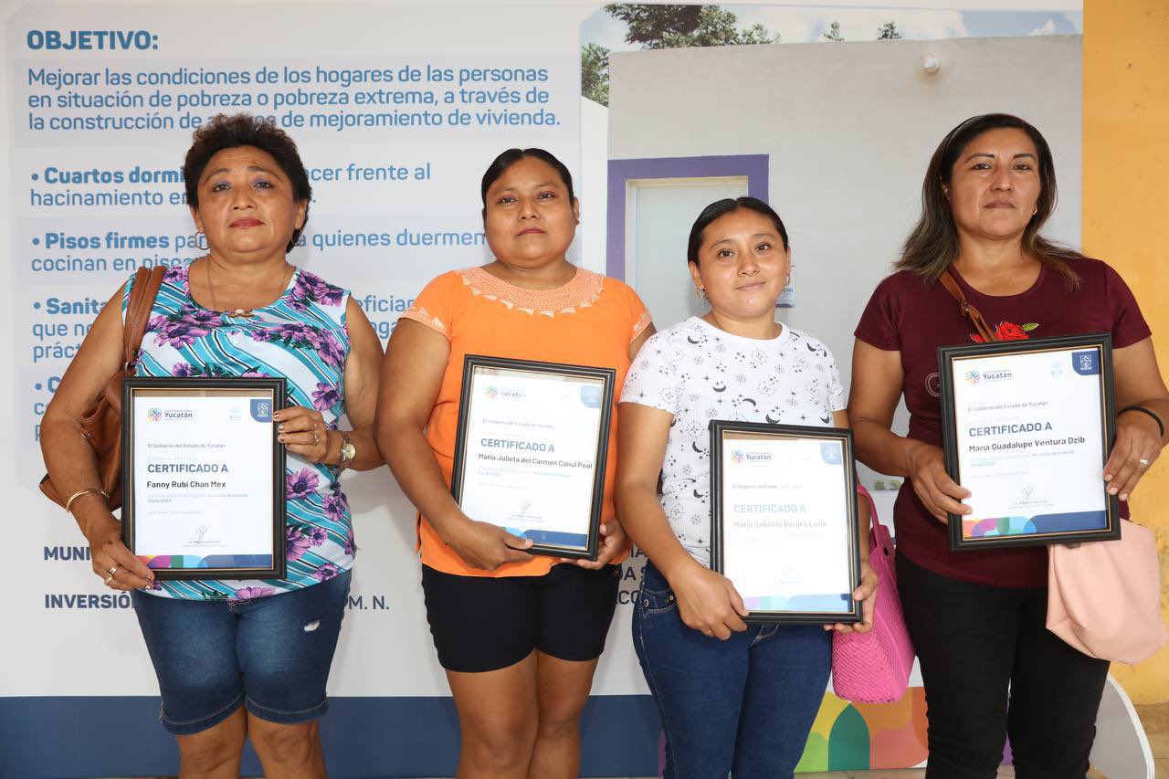 Gobernador de Yucatán entrega certificados de Vivienda Social a habitantes de Kinchil