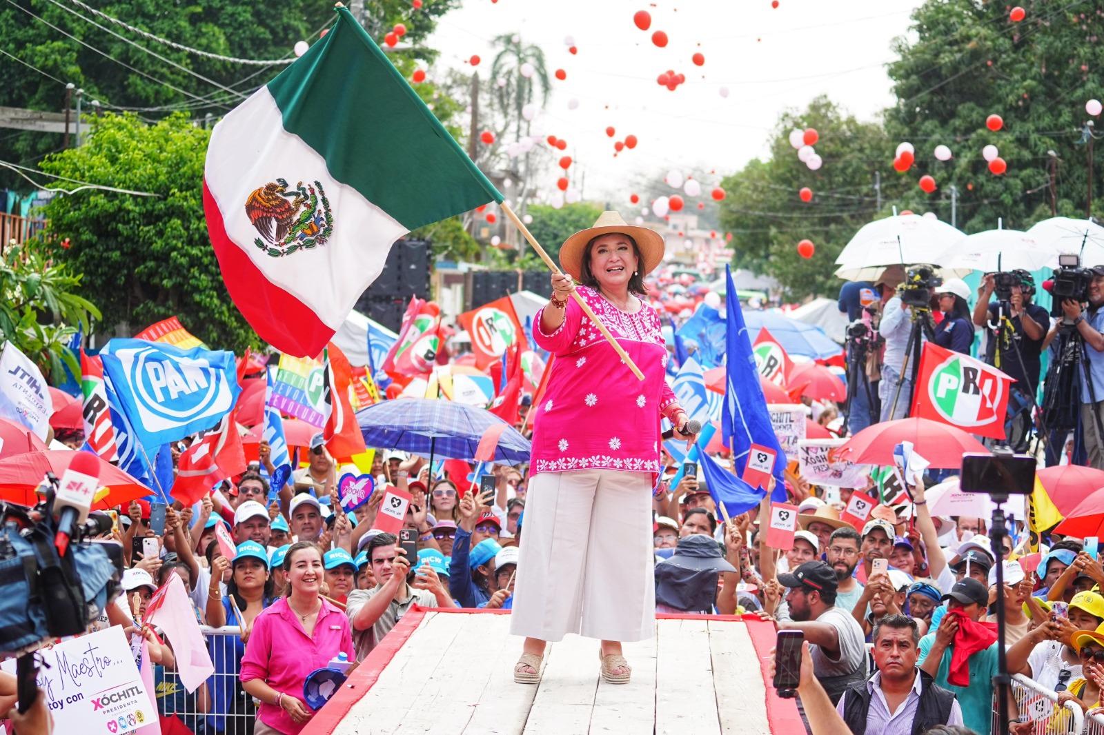 Exige Xóchitl a AMLO izar bandera en el Zócalo durante concentración de la Marea rosa